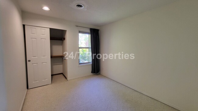 Building Photo - Stunning Home in Tranquil SW Neighborhood