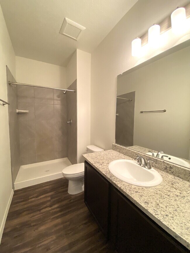 Building Photo - MUST SEE 3BR/2Bath