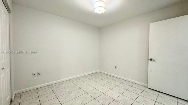 Building Photo - 130 S Shore Dr