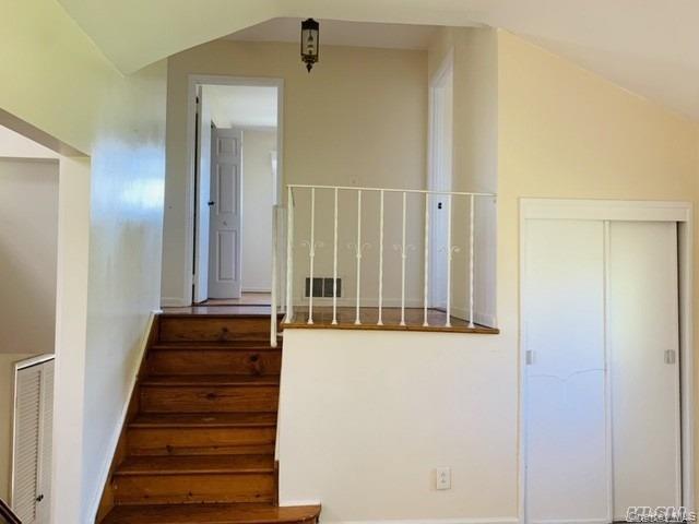 Building Photo - 4 Willow Pl
