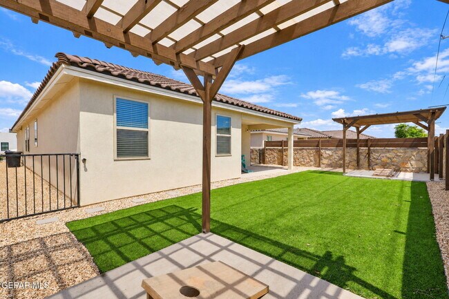 Building Photo - 13876 Loreina Luz Ave