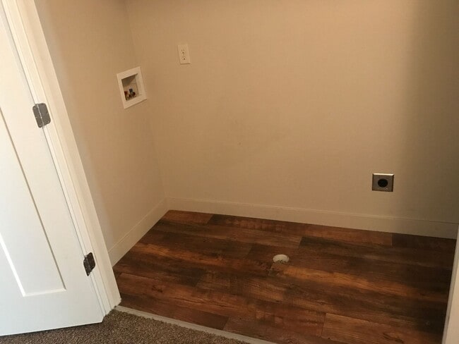 Building Photo - 3 Story Vineyard Townhome w 1 car attached...