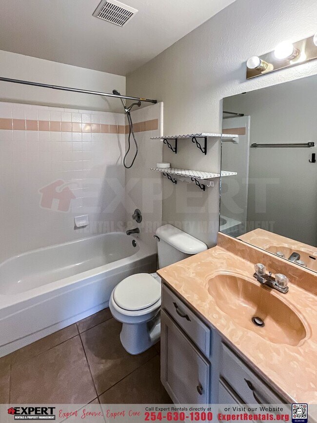 Building Photo - 3-Bedroom Home Near Lions Gate Park