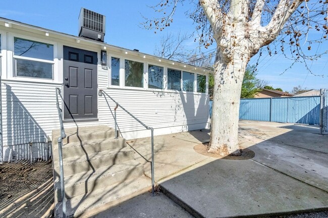 Building Photo - Newly Remodeled JADU for Rent – Modern & Private