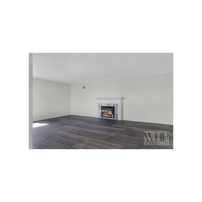 Building Photo - 6258 S Fairfax Ave
