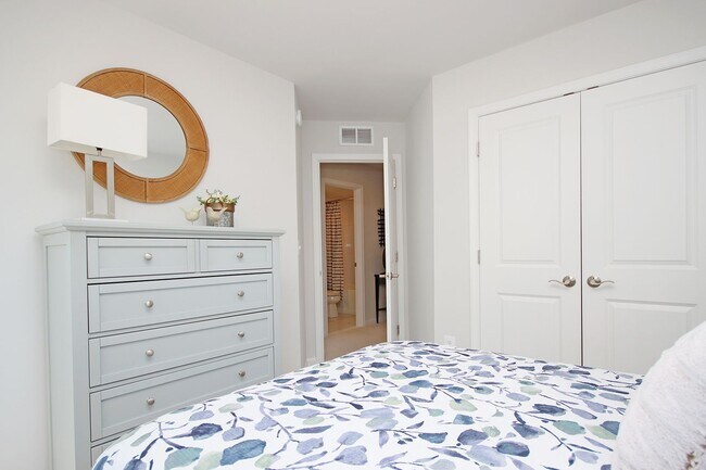 Building Photo - End-Unit Avon Park Townhome Near Biscuit Run Park