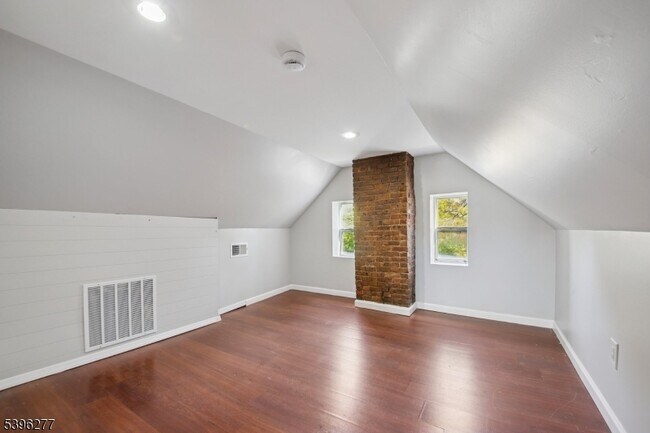 Building Photo - 176 Valley St