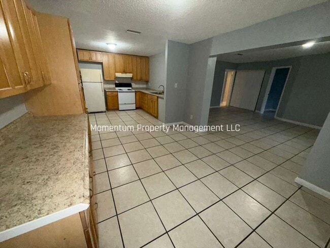 Building Photo - 5/2 Home Available NOW!!!