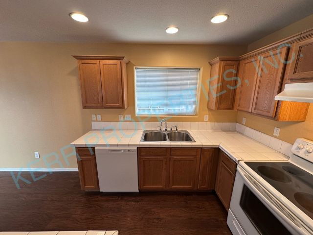Building Photo - Spacious 4-Bed Home with 2.5 Baths in Troutdale – Your Perfect Retreat Awaits!