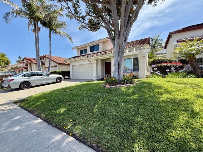 Building Photo - Luxury and Spacious Townhouse with Large Fenced Yard! Double Car Garage!