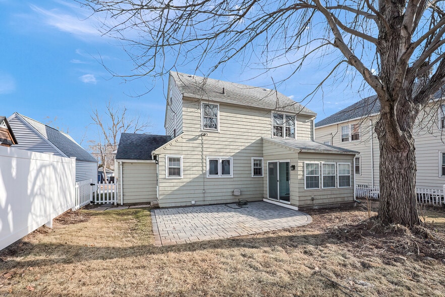 Building Photo - 11 Acadia St