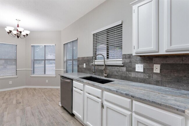 Building Photo - 2302 Windrift Way