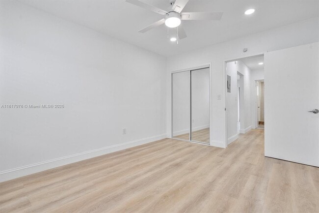 Building Photo - 2250 Bay Dr