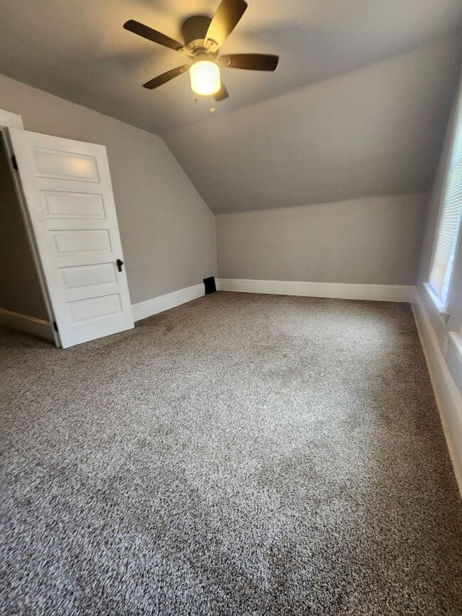 Building Photo - Renovated Private Home