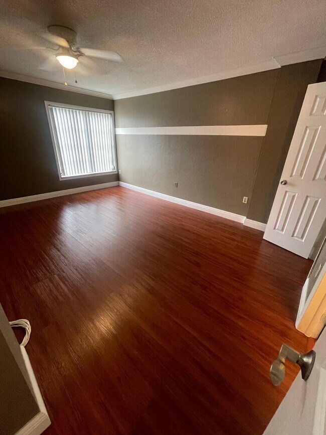 Building Photo - 4156 Inverrary Dr