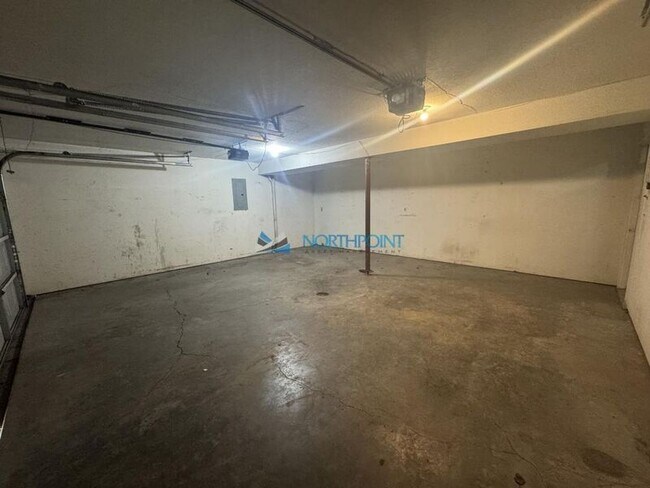 Building Photo - 1302 Hollyhock Dr