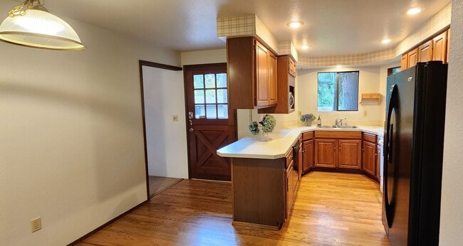 Building Photo - LYNNWOOD Spacious 3 bdrm + Den & Family Room Home