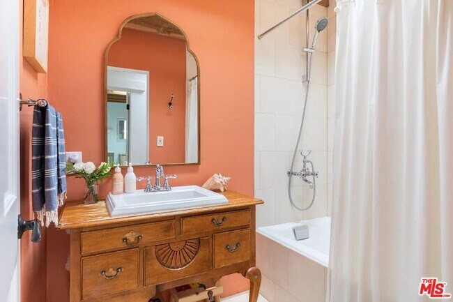 Building Photo - 3539 Canon Dr