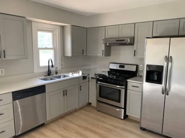 Building Photo - 4BR/2BA Eden Prairie Home In Cul De Sac Available 6/1 !