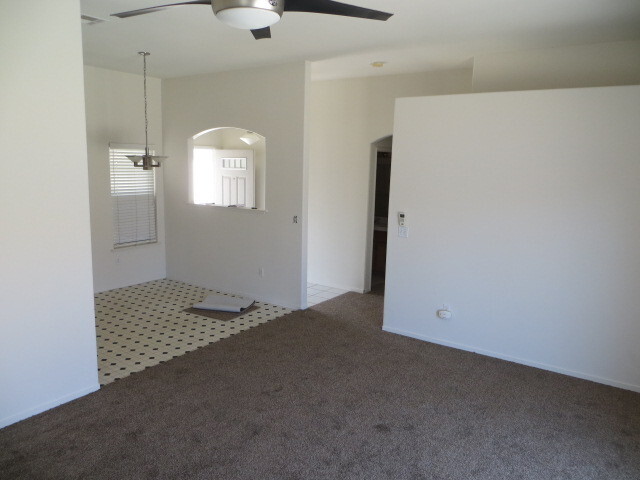 Building Photo - Kerman Westside Home, 3+BR/2BA, Built 2002 - Lots of Amenities!
