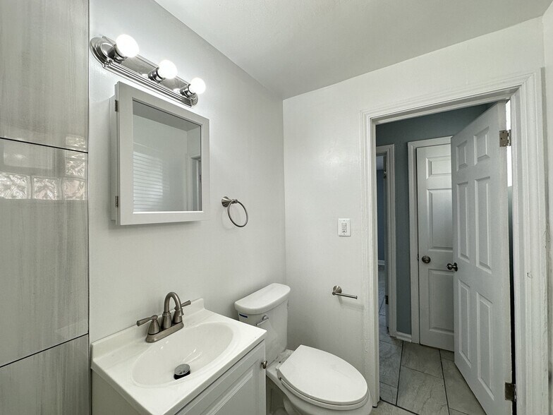 Building Photo - 6725 N California Ave