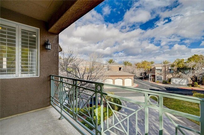 Building Photo - Amazing condominium in gated upscale neigh...