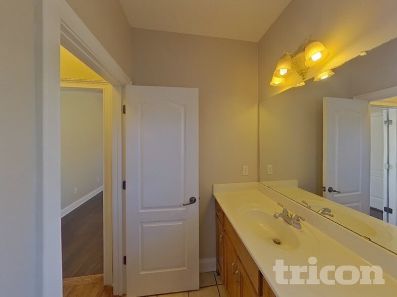 Building Photo - 1024 Eagles Brooke Dr