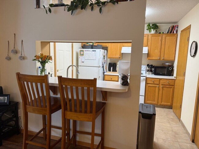 Building Photo - 2 Bed | 1.5 Bath Townhome with Attached Garage- Apple Valley -Available NOW