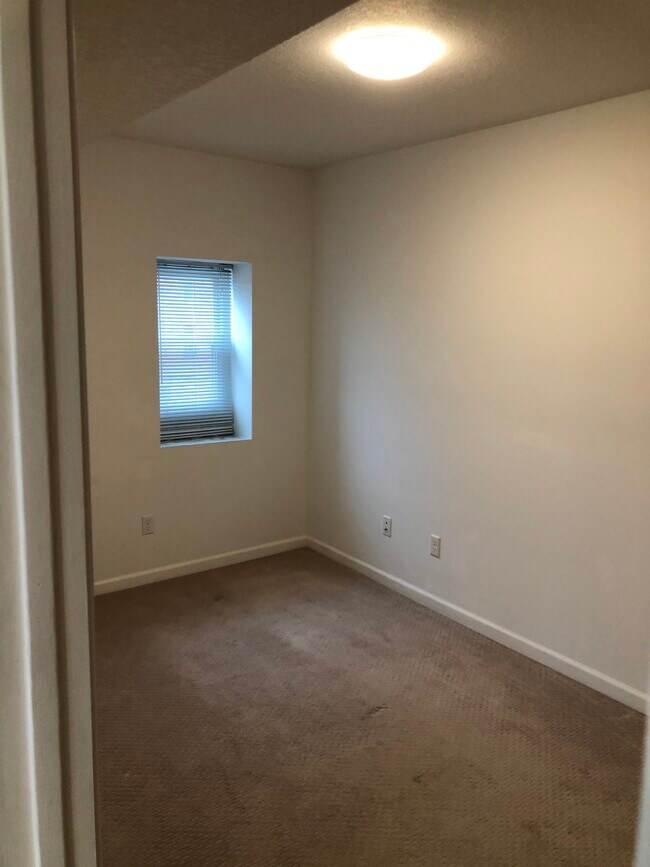 Building Photo - Courthouse View Apartments