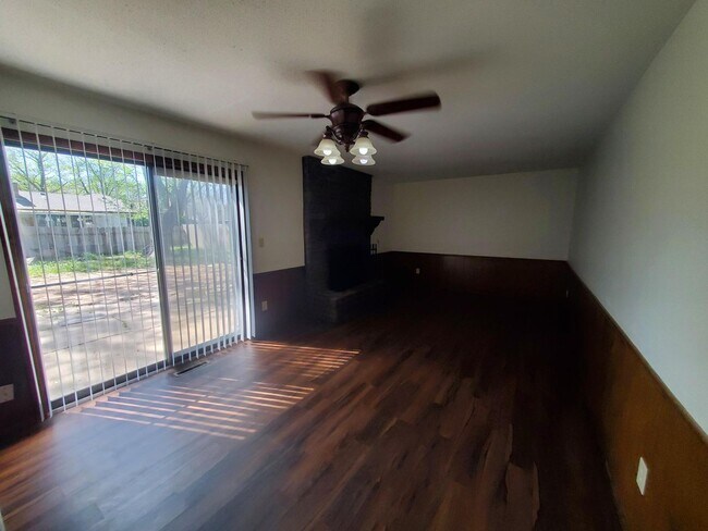 Building Photo - Spacious Derby home in Beautiful Mature Tr...