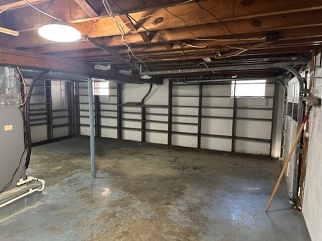 Building Photo - *SNOWY SPECIAL-1/2 OFF 1st Mo & $1,000 Deposit w/ 16 Month Lease!* House in Beaumont!