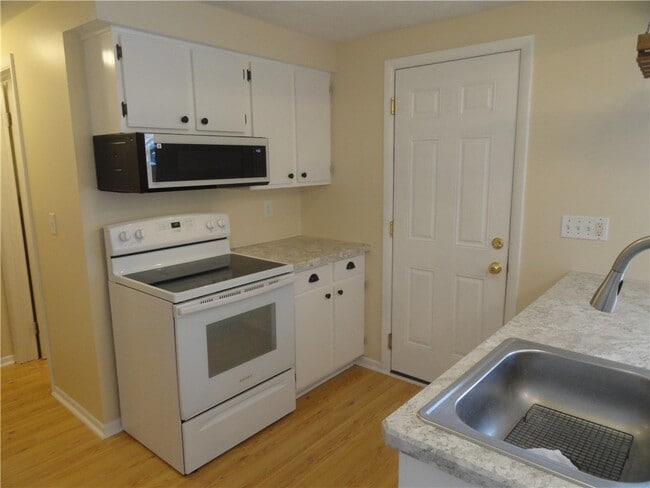 Building Photo - 206 Greenway Blvd