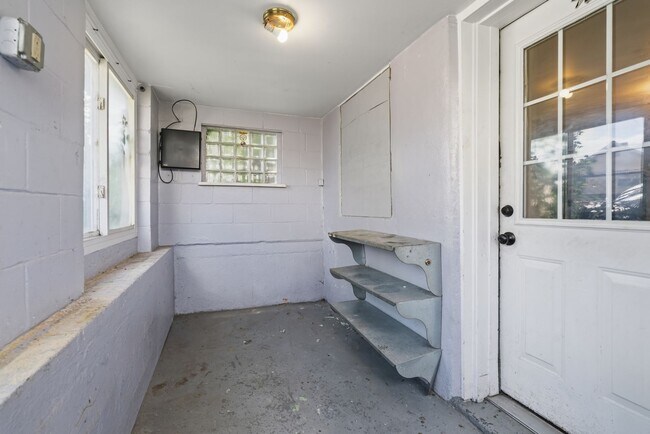 Building Photo - Newly Renovated 2 bedroom home in Carnegie available now!