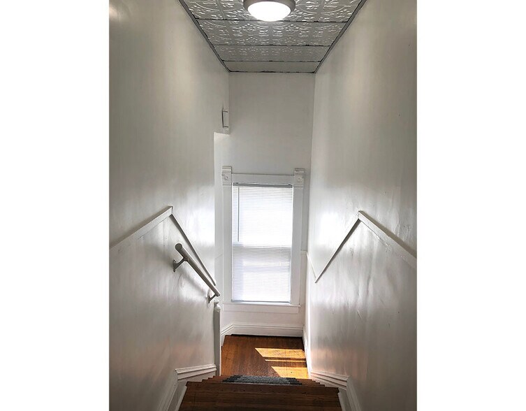 Building Photo - 1507 W Callender Ave