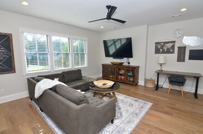 Building Photo - Fully Furnished in Downtown Franklin