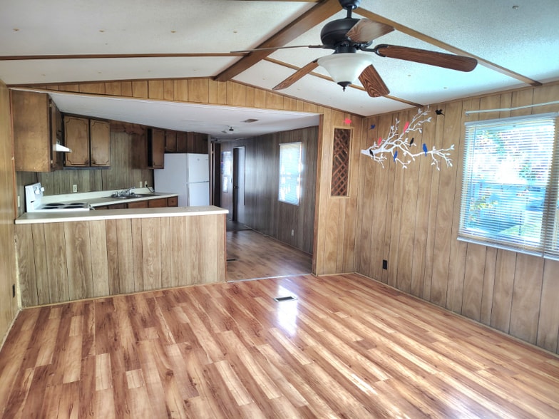 Building Photo - 1033 MS-182