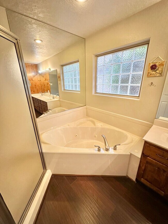 Building Photo - 3 Bedroom Home In Southgate!