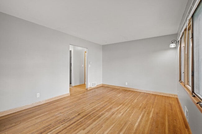 Building Photo - 1711 Rose Pl W