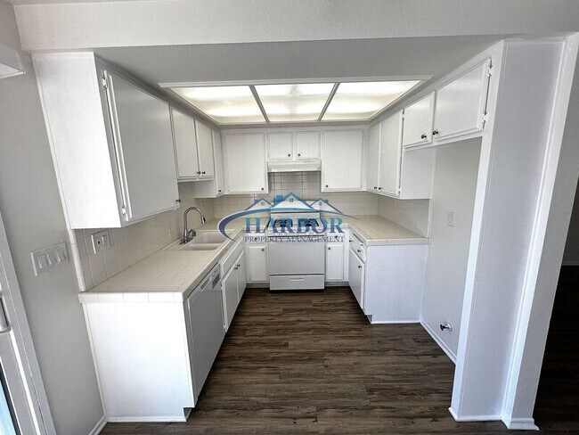 Building Photo - 672 W 12th St