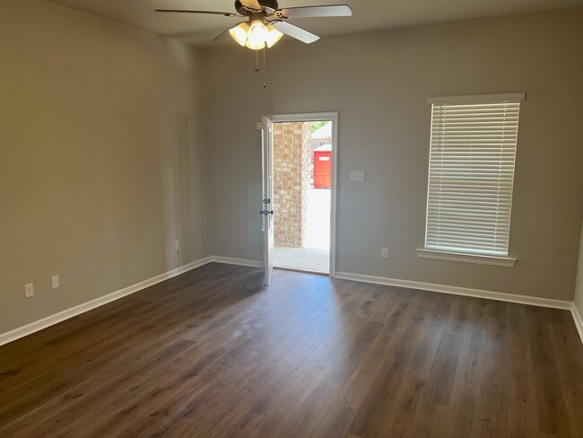 Building Photo - 41297 Jolane Dr