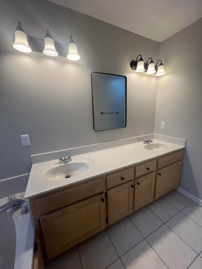 Building Photo - 1240 Inabinet Dr