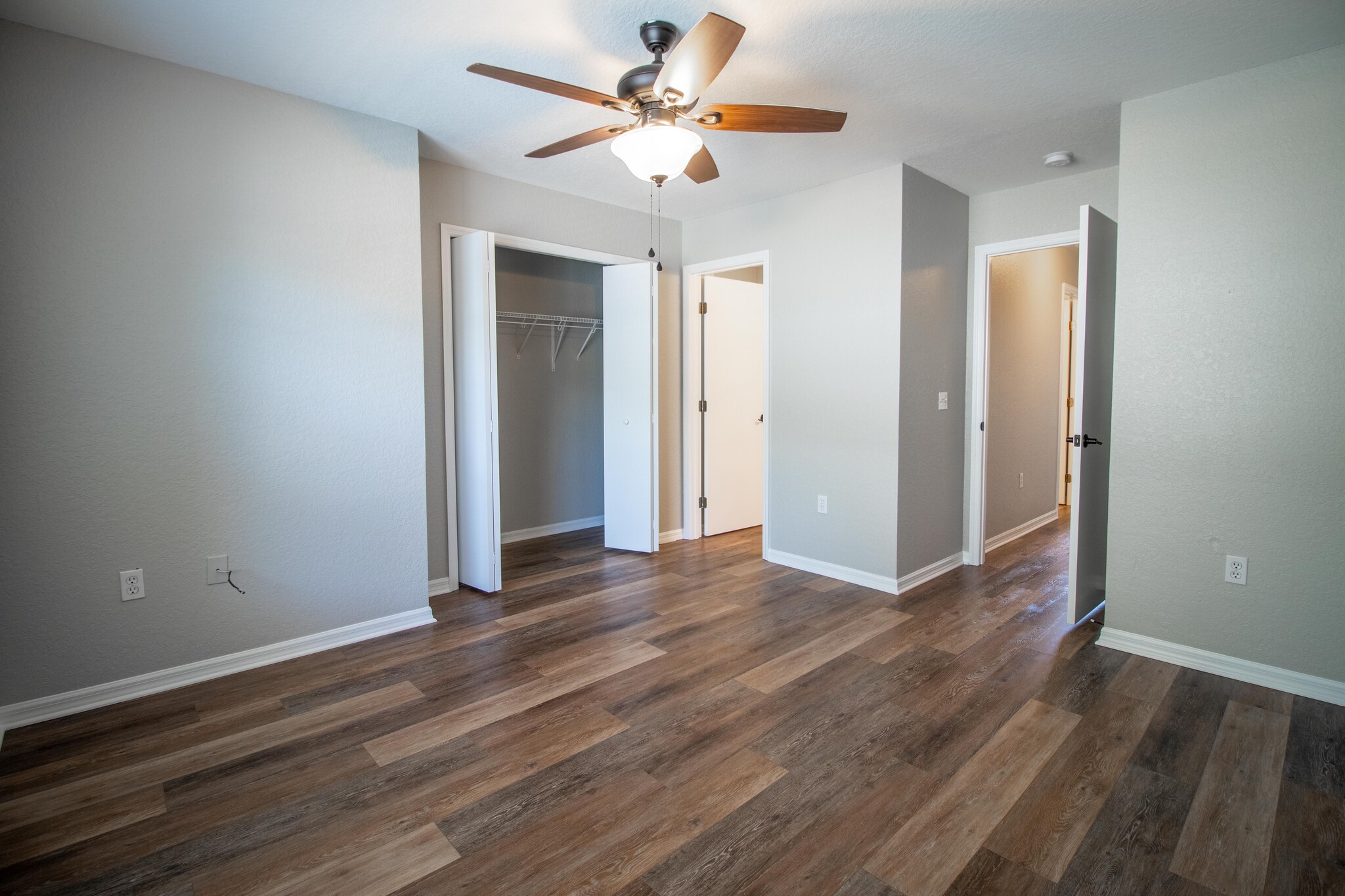 Building Photo - 405 S Lake Ave