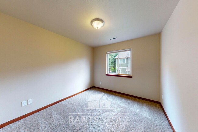 Building Photo - Easy JBLM Commute! Beautiful 4 bedroom hom...