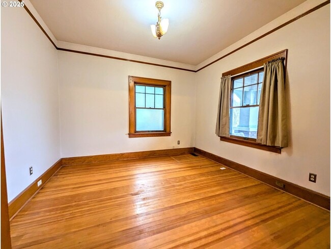 Building Photo - Craftsman style custom home in downtown La Grande