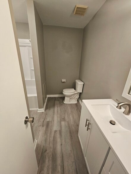 Full bathroom - 732 Coventry Ln