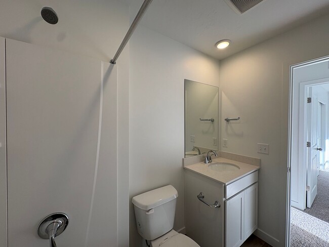 Building Photo - Gorgeous End-Unit Townhome in beautiful Salem!