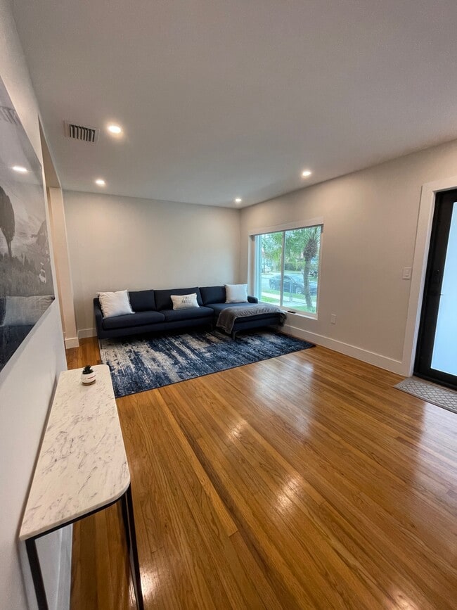 Building Photo - 2100 SW 31st Ave