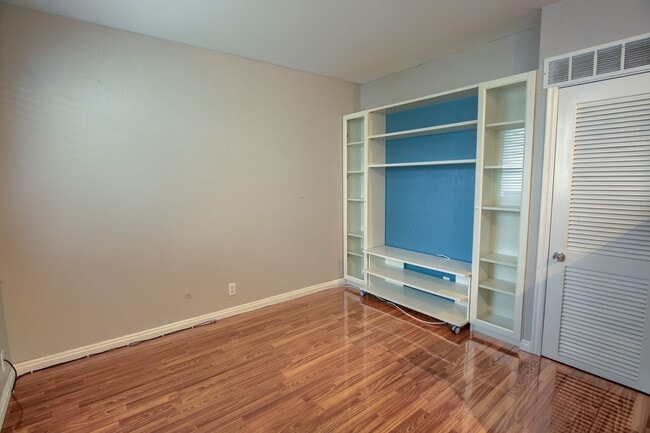 Building Photo - Stunning Condo Unit In Prime Location!