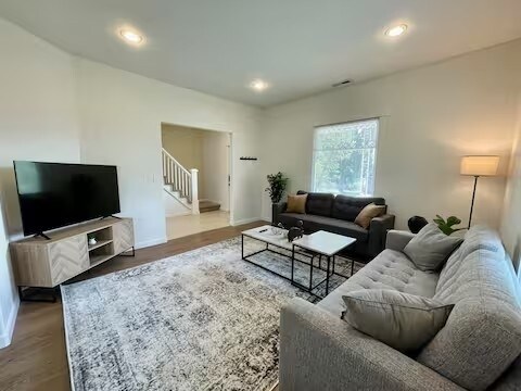 Primary Photo - 718 W Spofford Ave