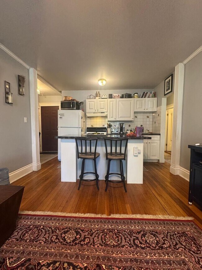 Building Photo - 2BR 1Bth unit. Heat/Hot Water included. Great location!